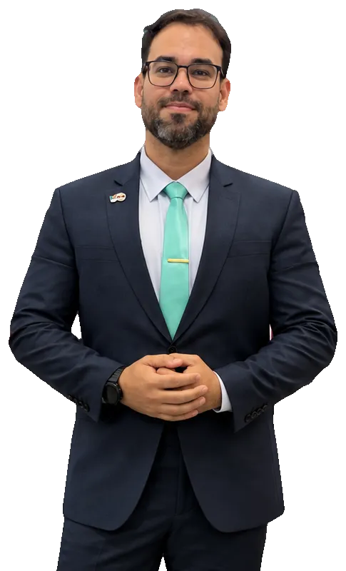 Túlio Mascena, de terno azul-marinho e gravata verde-água